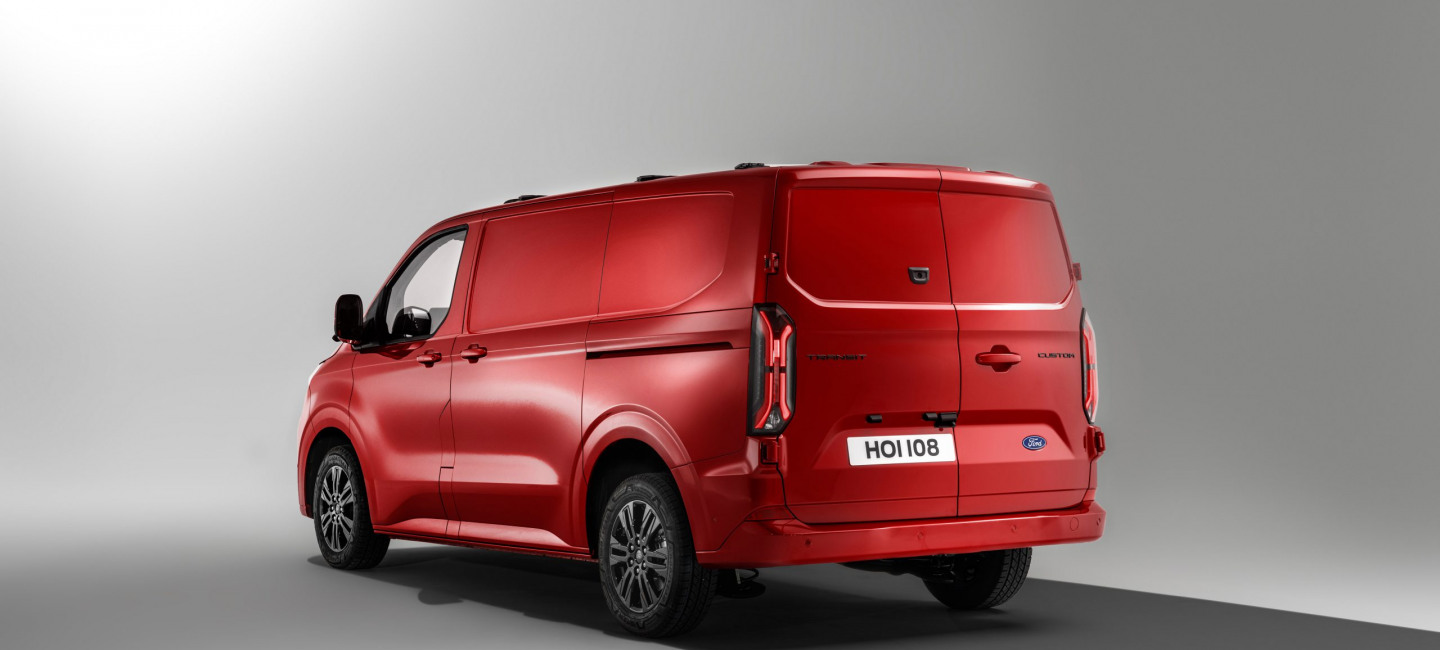 FordTransitCustom_LimitedVan_ArtisanRed_002-scaled