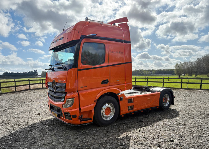 truck oranje