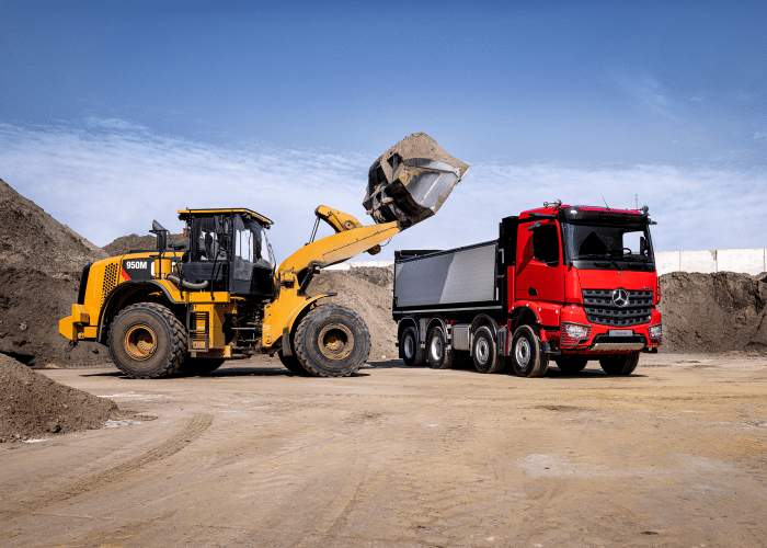 Arocs-truck-vooraanzicht-bouwplaats-sjovel-3